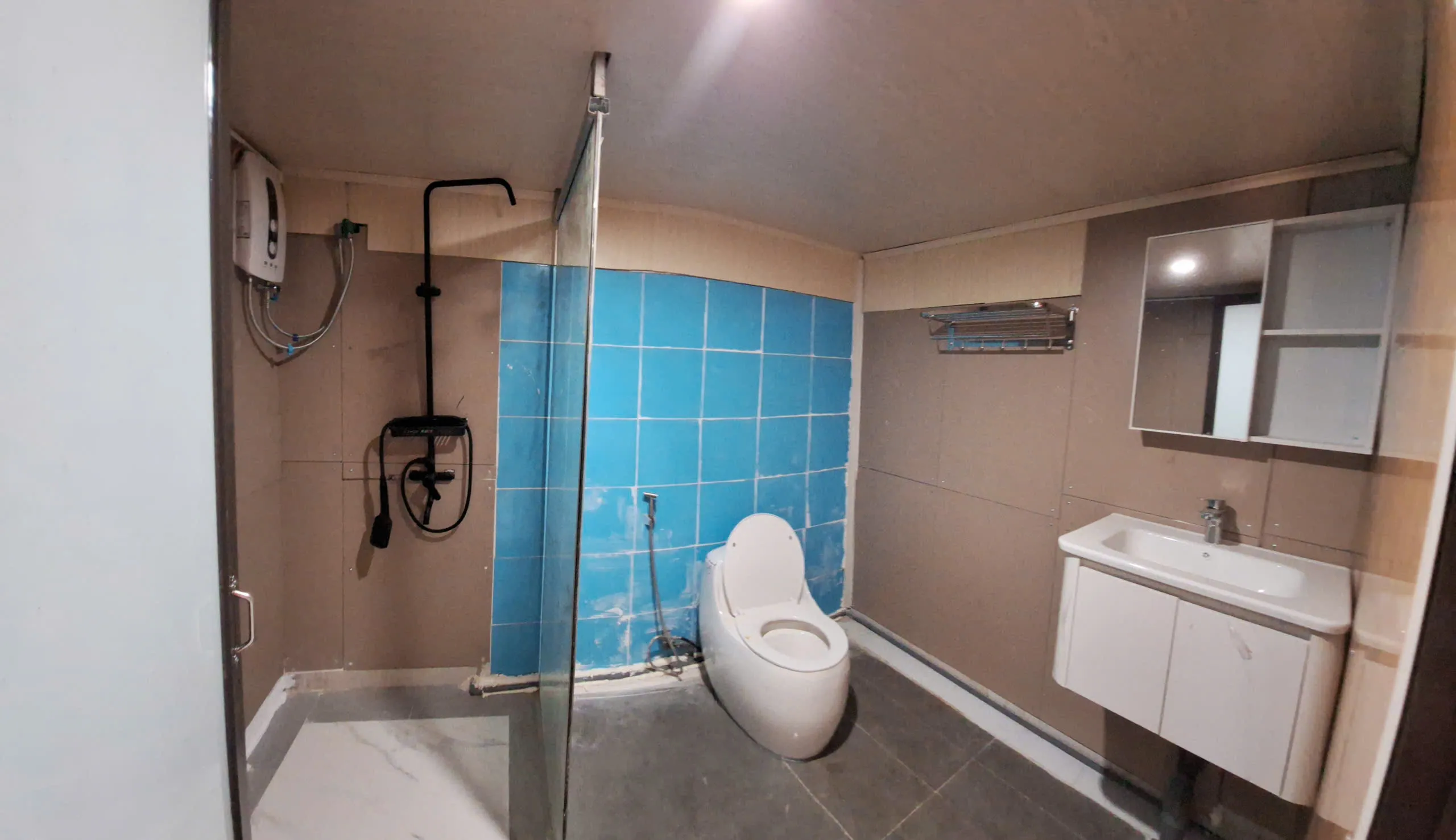 WC nhà nguyên căn: sen, bồn cầu, lavabo
